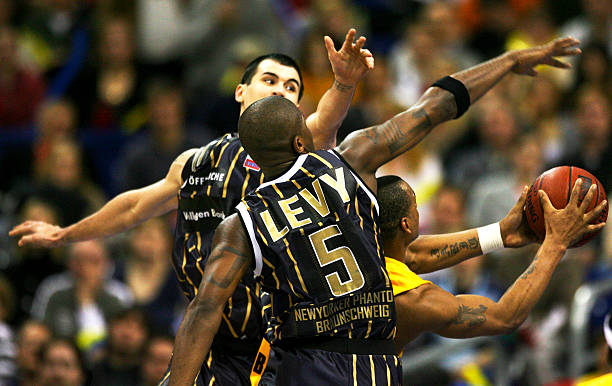 官宣 周冠宇加盟凯迪拉克 将担任储备车手